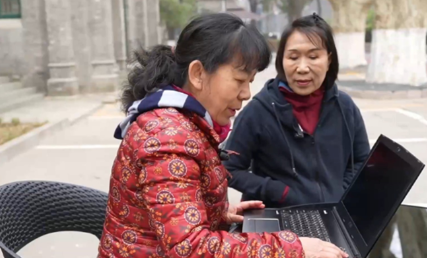 我在“龙虾市集”被一位奶奶“惊”到了