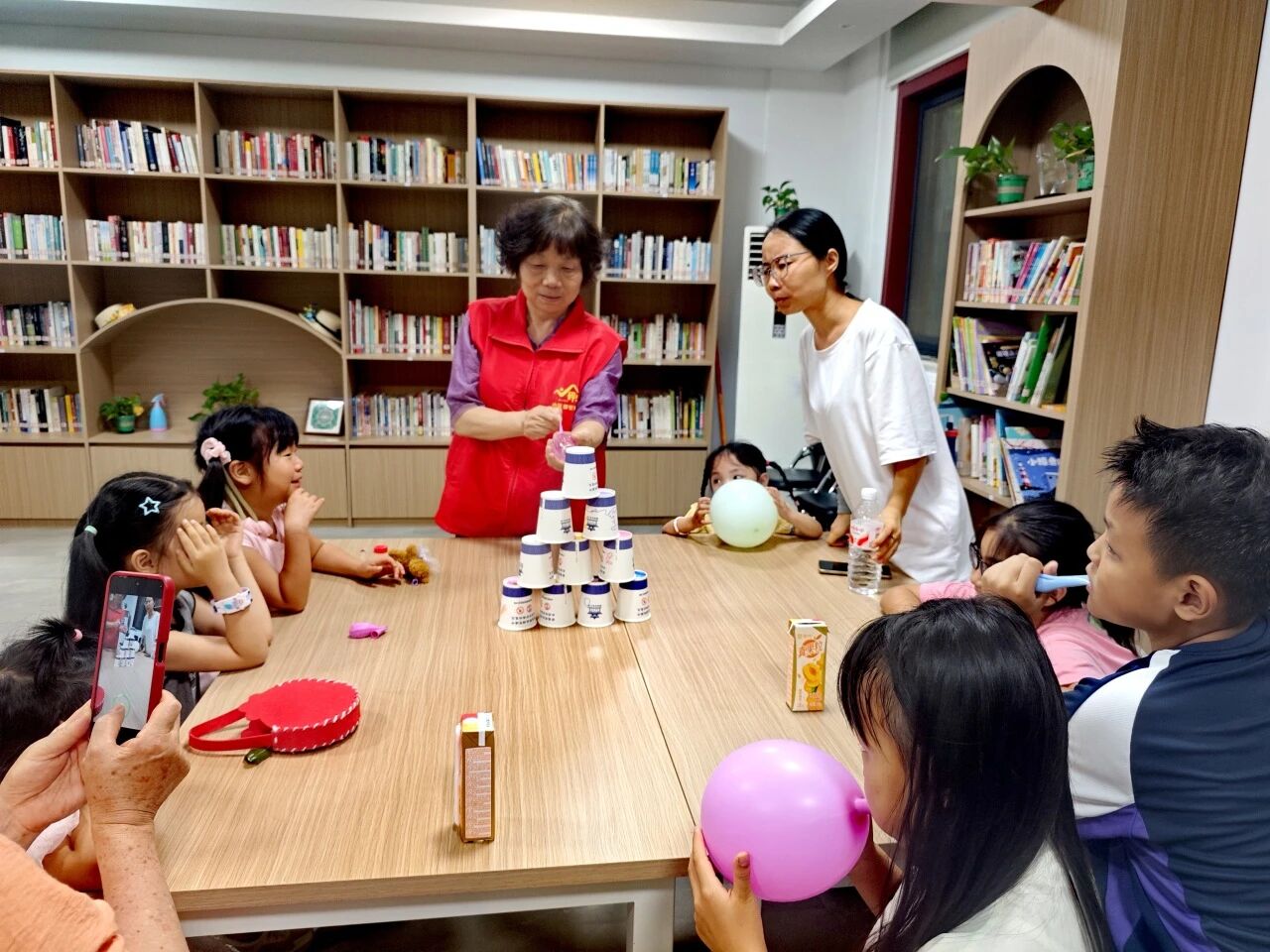 【“银发力量”绽芳华】托管班里来了“银龄老师”