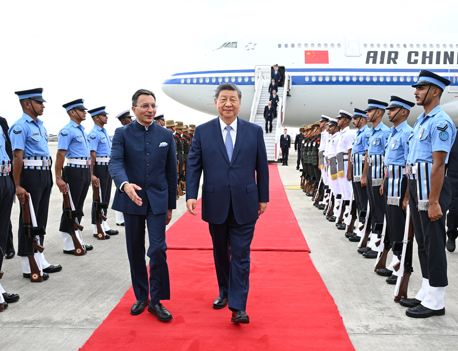 习近平抵达新德里出席金砖国家领导人第十八次会晤