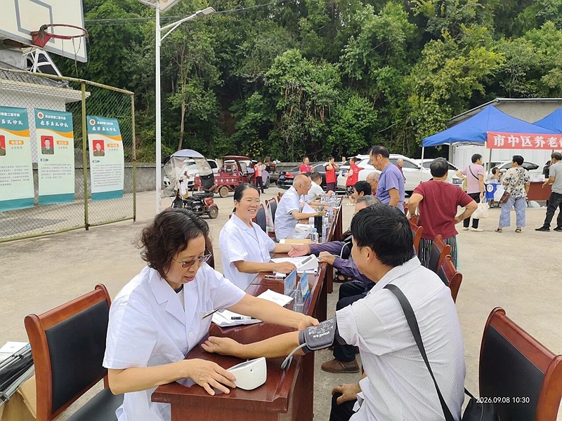 永葆军人本色 彰显银龄担当 ——乐山市第二军干所老军医义诊队助力 “天府银龄行动” 健康服务暖乡村